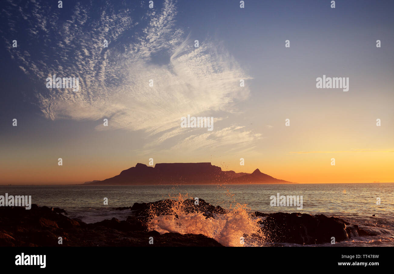 La montagne de la table avec les nuages, Le Cap, Afrique du Sud Banque D'Images