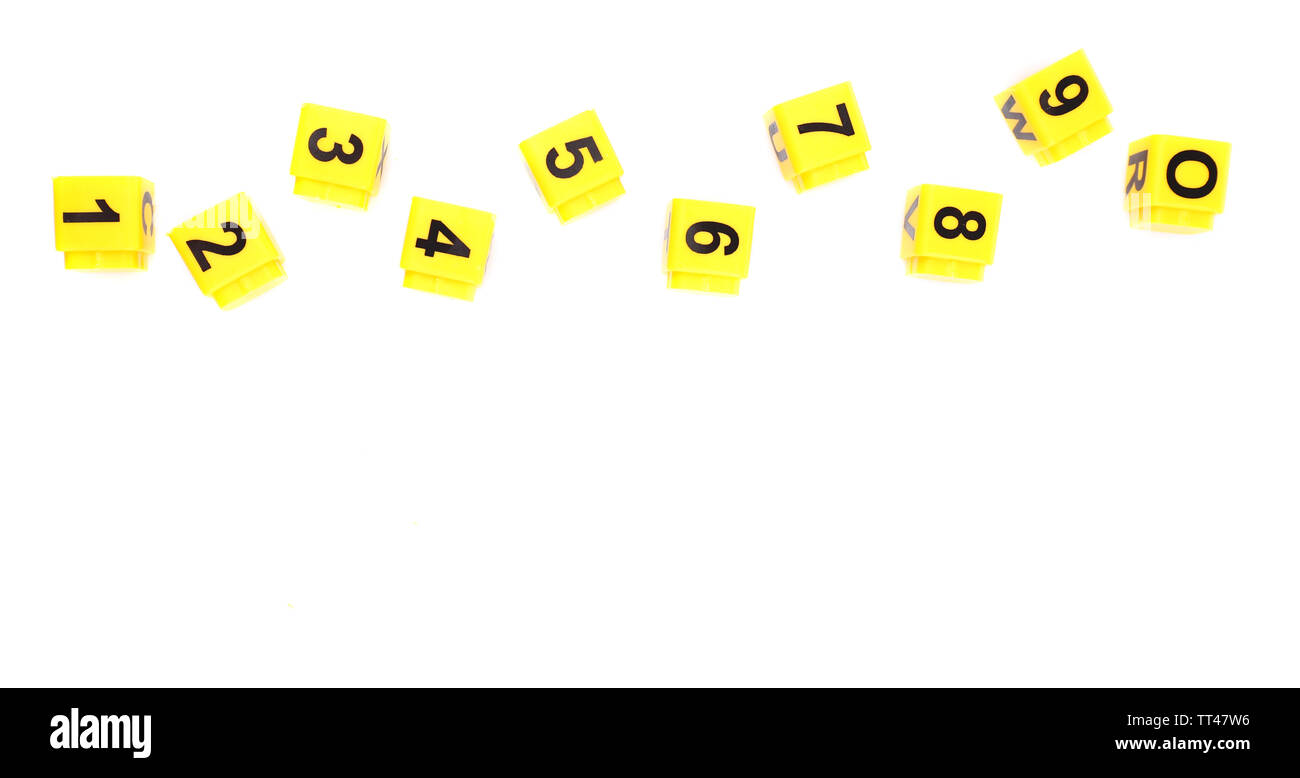 Cubes éducatifs avec des numéros différents isolated on white Banque D'Images