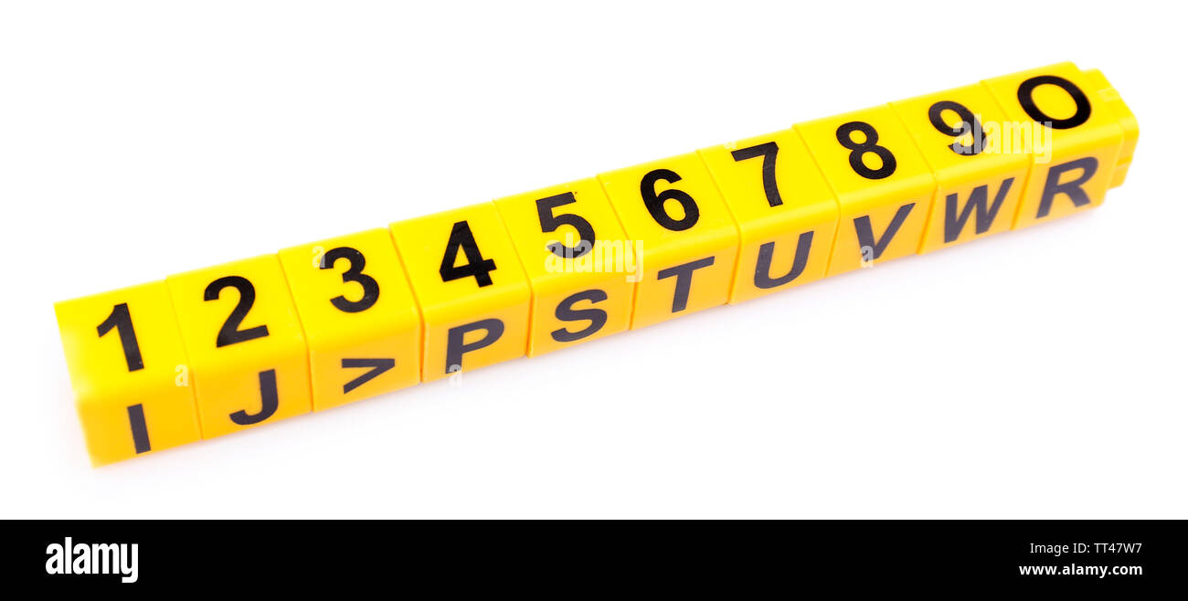 Cubes éducatifs avec des numéros différents isolated on white Banque D'Images