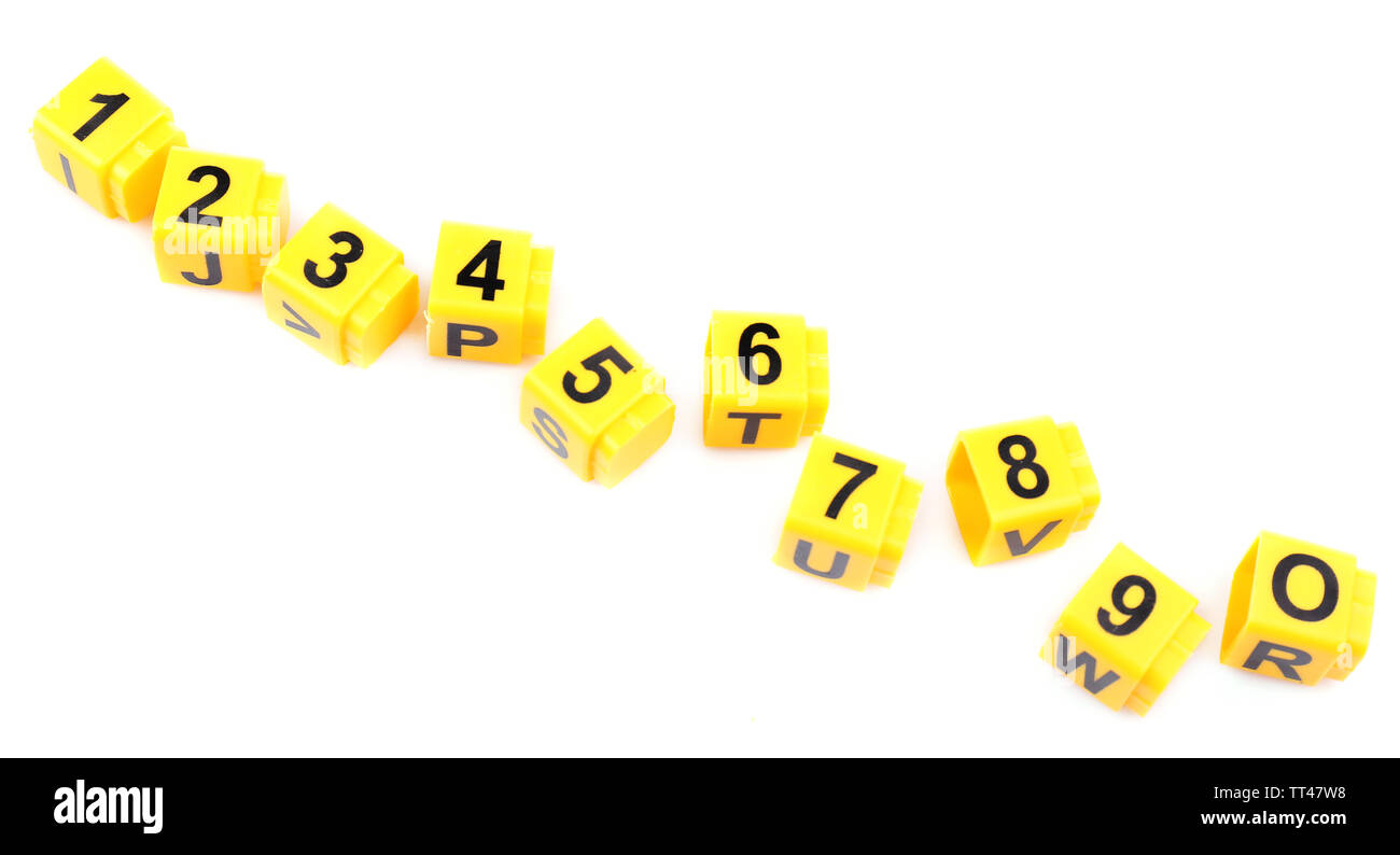 Cubes éducatifs avec des numéros différents isolated on white Banque D'Images