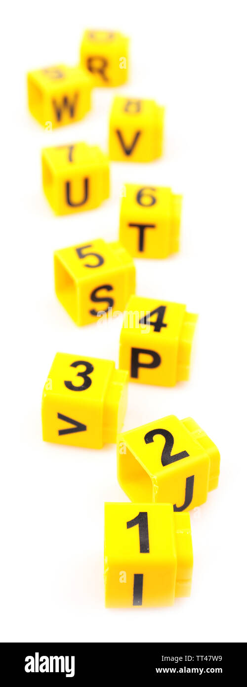 Cubes éducatifs avec des numéros différents isolated on white Banque D'Images