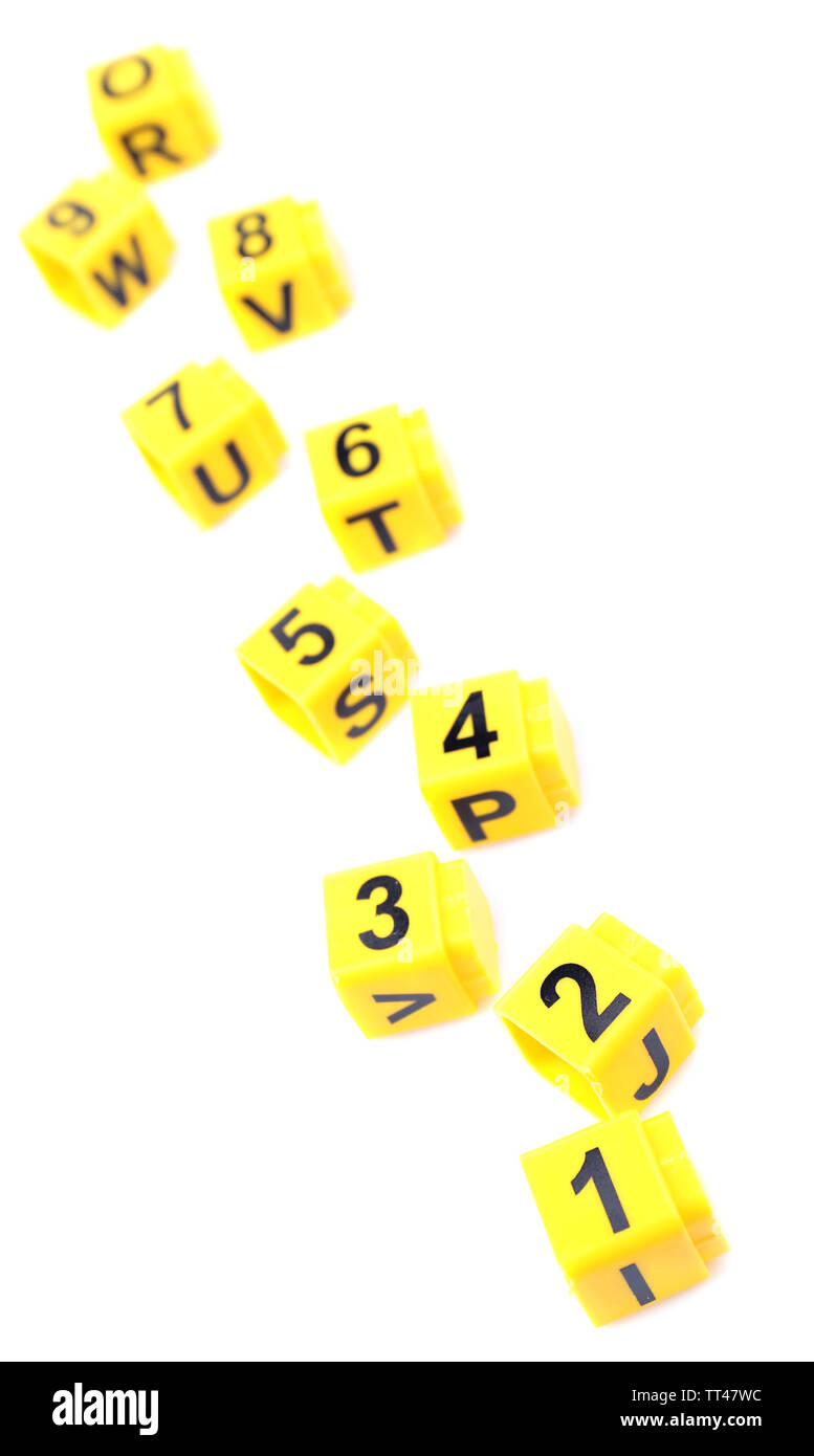 Cubes éducatifs avec des numéros différents isolated on white Banque D'Images