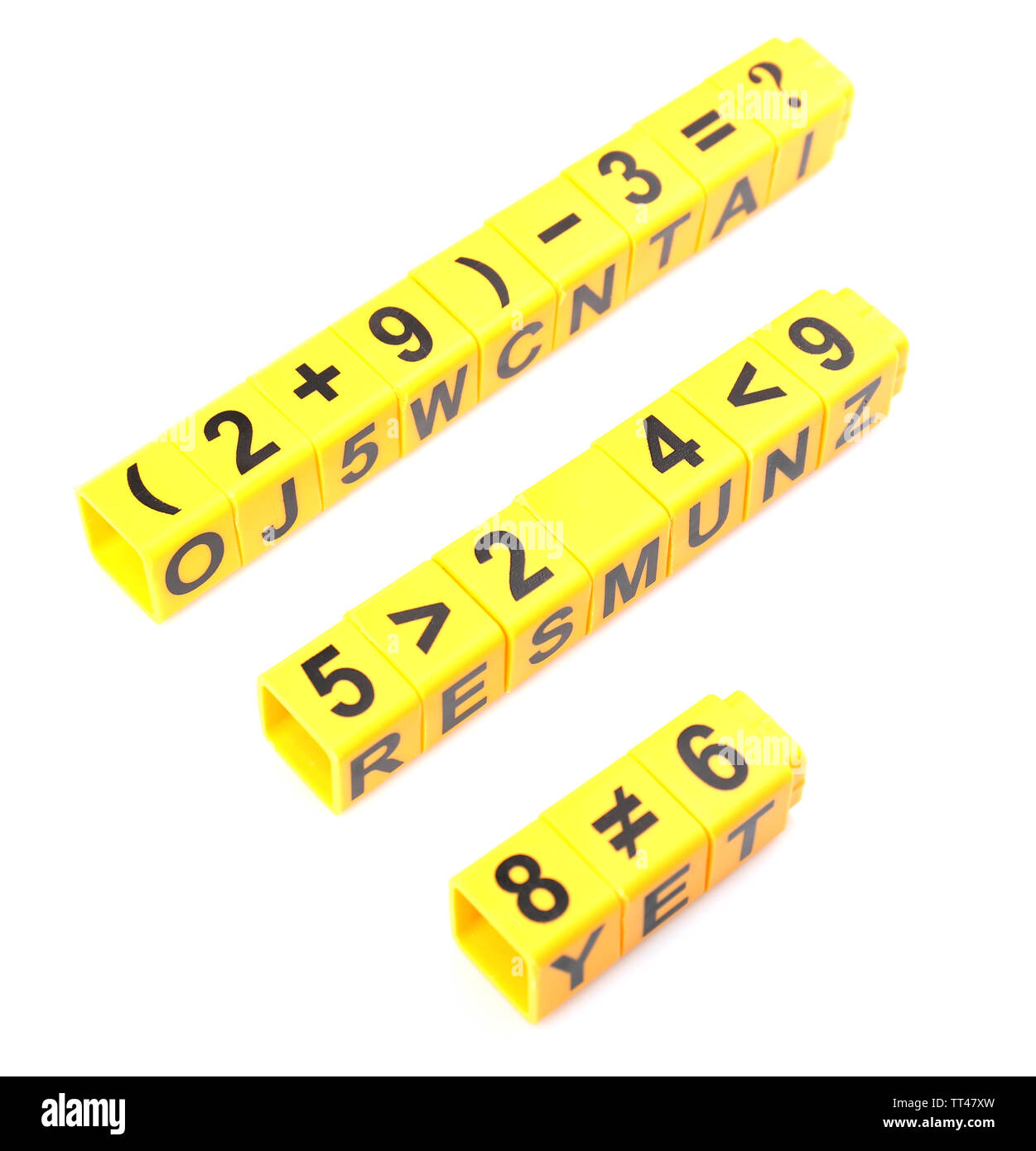 Cubes éducatifs avec des numéros différents isolated on white Banque D'Images