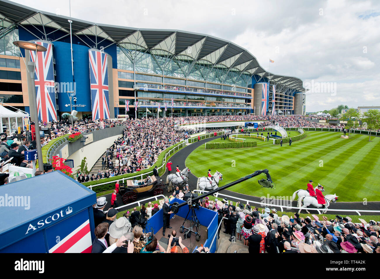 Royal Ascot 2012. Racegoers affluent à Royal Ascot, Berkshire, Royaume-Uni pour ce jour cinq ans réunion royale Banque D'Images