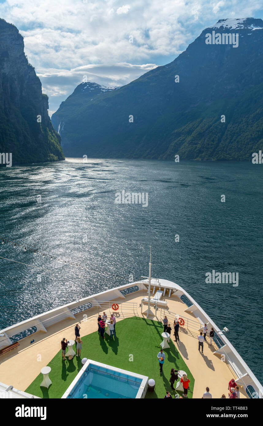 Croisière Fjords norvégiens. Les passagers d'un cocktail la proue du navire de croisière TUI Marella Explorer quittant Geiranger, Geirangerfjord, Norvège Banque D'Images