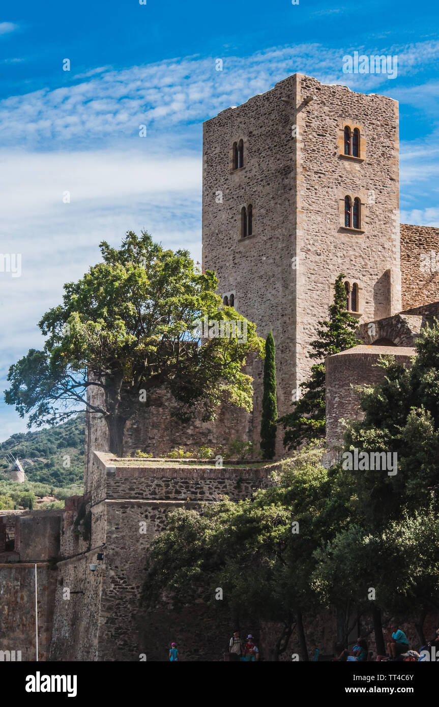 Château Royal de Collioure sous ciel bleu dans les Pyrénées-Orientales, France Banque D'Images