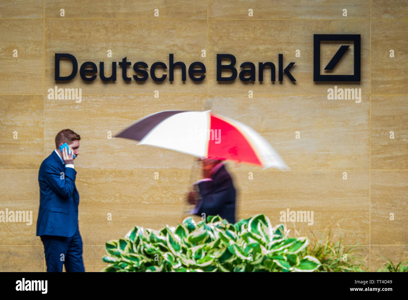 Siège de la Deutsche Bank à Londres - travailleurs de la ville en dehors des bureaux de la Deutsche Bank à The Square Mile par pluie légère Banque D'Images