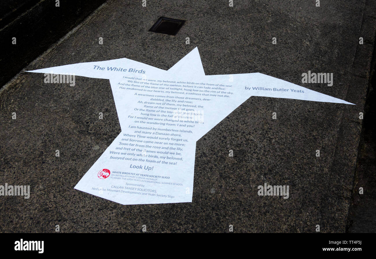 Les oiseaux blancs, un poème de William Yeats Butler​. Les mots sont written​ sur une illustration à l'extérieur de l'Édifice commémoratif de Yeats dans Sligo, Irlande Banque D'Images