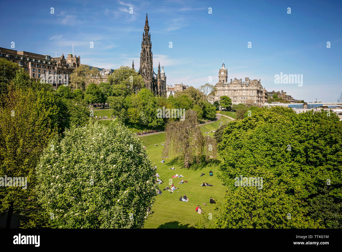 Les jardins de Princes Street avec du Scott Monument et de l'Hotel Balmoral à l'arrière-plan. Banque D'Images