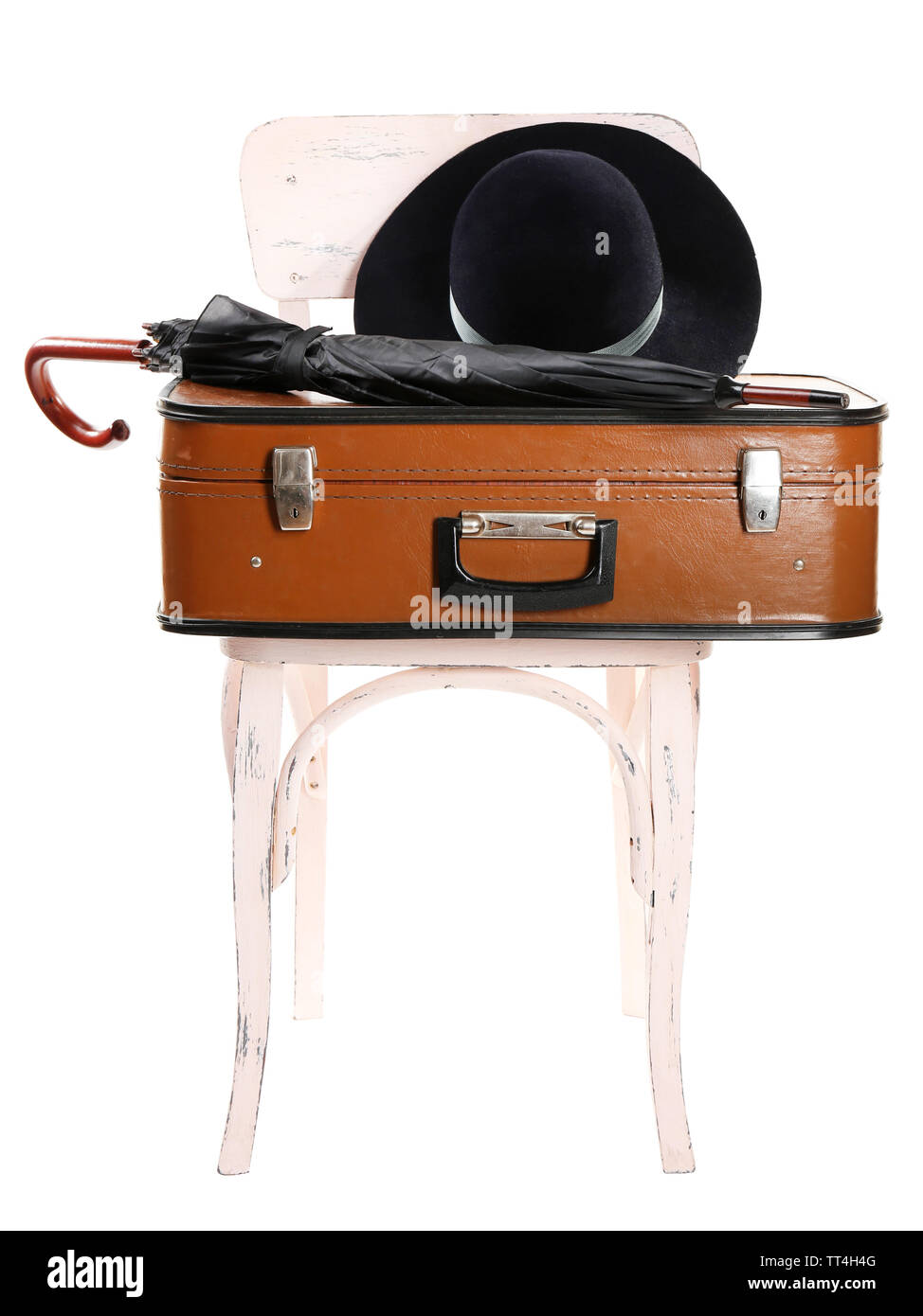 Vintage ancienne valise de voyage et chaise en bois avec chapeau féminin, isolated on white Banque D'Images