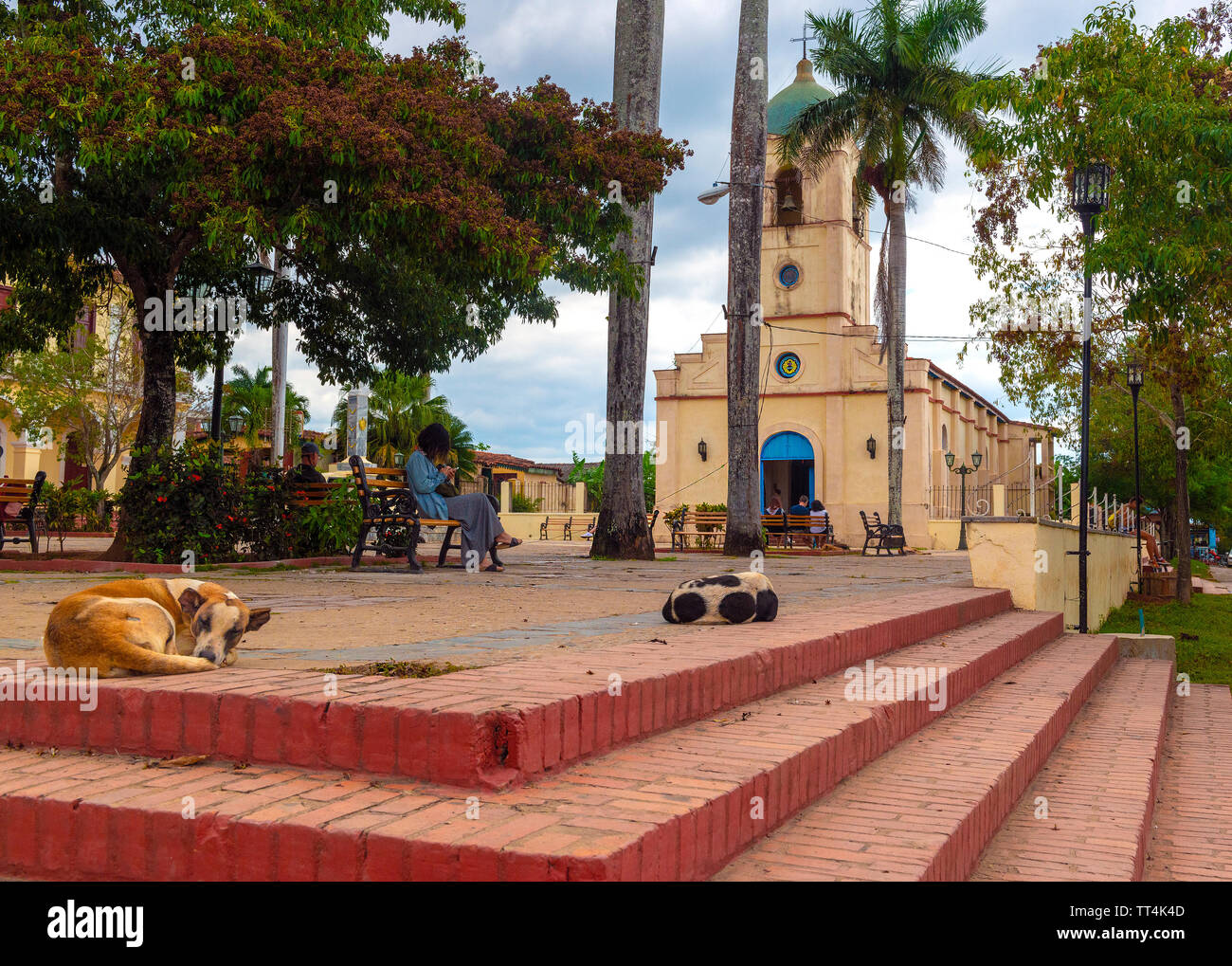 Église Iglesia del Sagnado Corazon de Jesus, sur le côté de la petite place de la ville, au centre de Vinales, dans la province de Pinar Del Rio, Cuba Banque D'Images