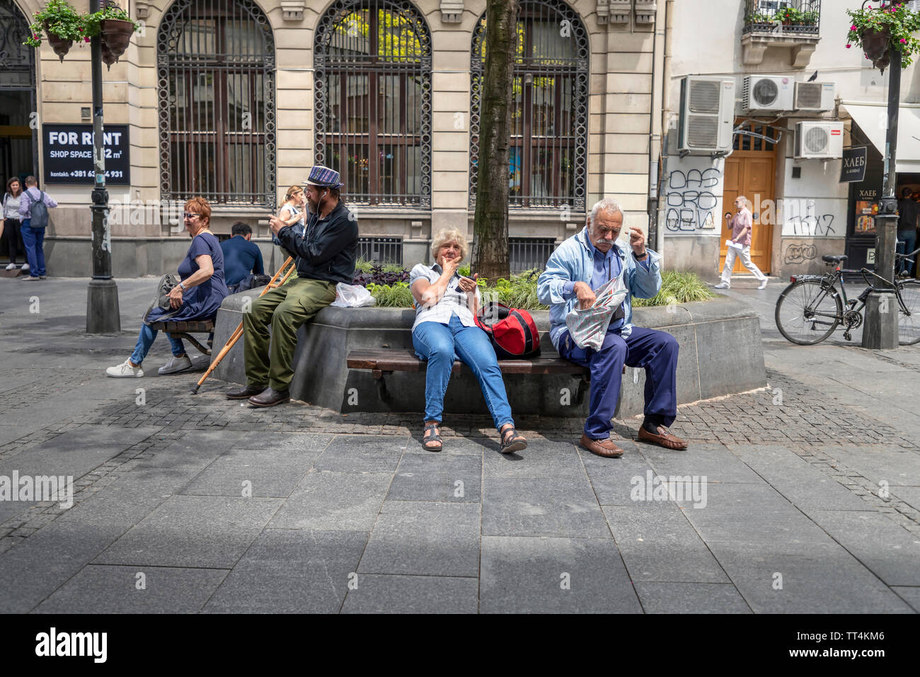 Belgrade, Serbie, 6 juin 2019 scène urbaine : avec des gens assis sur les bancs à la rue Knez Mihailova en zone piétonne du centre-ville Banque D'Images