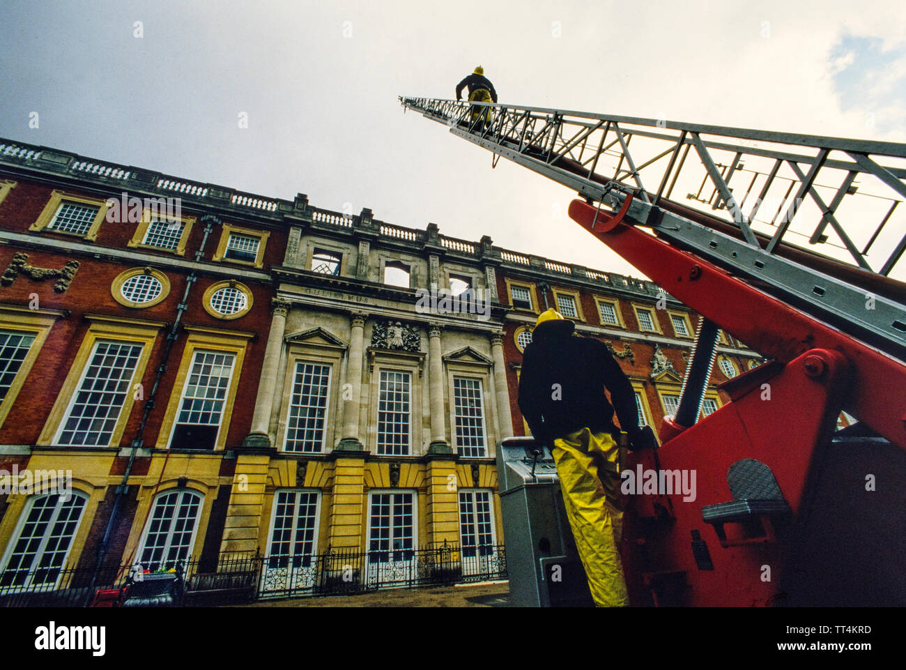 Hampton Court Fire 30 mars 1986 pompiers consultez l'endommager le matin après l'incendie. Aujourd'hui l'incendie détruit une aile de Hampton Court Palace, un pays de résidence des rois et reines datant du règne d'Henry VIII. Une personne est morte et trésors de l'art ont été endommagés. Banque D'Images