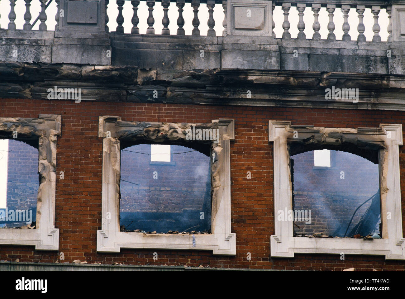 Hampton Court Fire 30 mars 1986 pompiers consultez l'endommager le matin après l'incendie. Aujourd'hui l'incendie détruit une aile de Hampton Court Palace, un pays de résidence des rois et reines datant du règne d'Henry VIII. Une personne est morte et trésors de l'art ont été endommagés. Banque D'Images