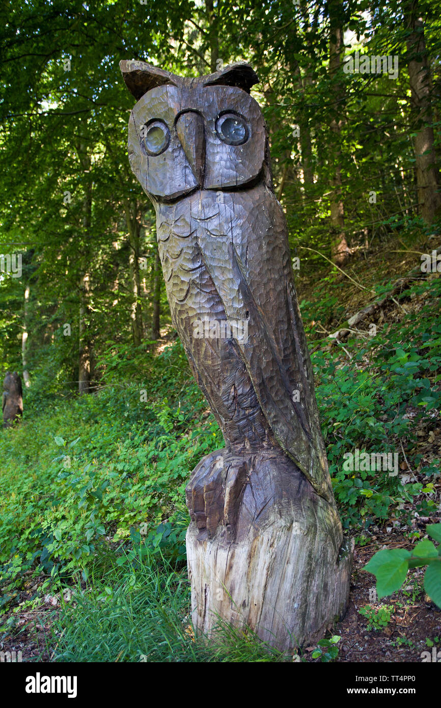 Chouette sculptée sur un tronc d'arbre, forêt des fantômes trail (allemand : Waldgeisterweg), Oberotterbach, Route des Vins allemande, Rhénanie-Palatinat, Allemagne Banque D'Images