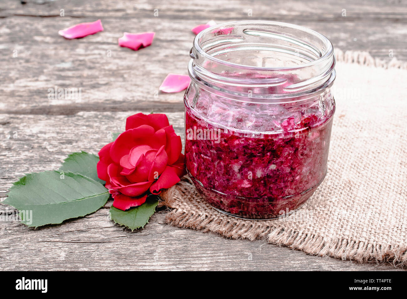Confiture de pétales de rose sur une table en bois. Confiture de fleurs. Alimentation saine. Copy space Banque D'Images