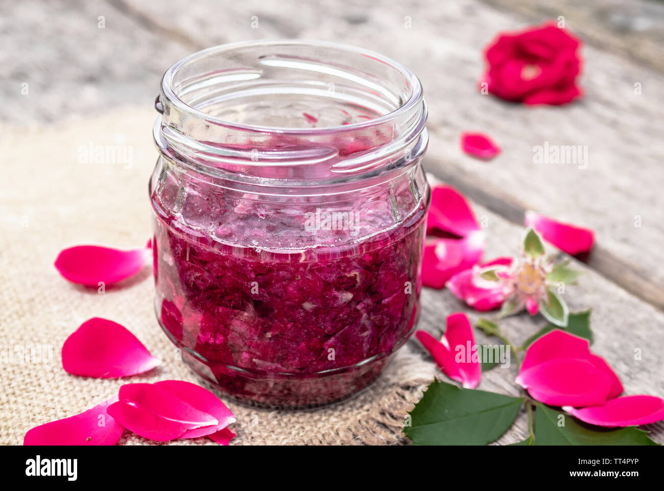 Confiture de pétales de rose sur une table en bois. Confiture de fleurs. Alimentation saine. Copy space Banque D'Images