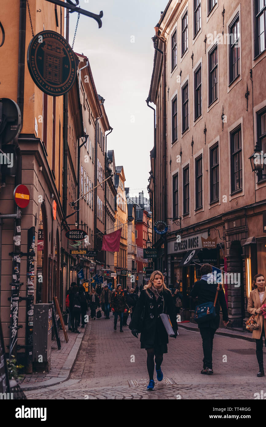 Editorial 27.03.2019 Stockholm Suède. Les gens qui marchent dans les rues de la vieille partie de la ville avec des magasins et restaurants Banque D'Images
