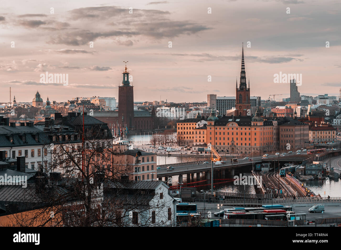 Vue depuis Slussen au coucher du soleil vers Riddarholmen et l'Hôtel de Ville ainsi que les ponts, les monuments de la ville, Stockholm Suède Banque D'Images