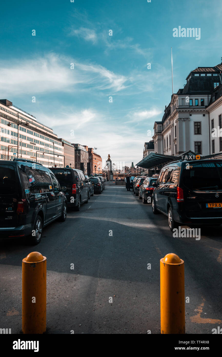 Editorial 27.03.2019 Stockholm Suède. Les taxis attendent devant la gare centrale à l'après-midi pour les passagers Banque D'Images