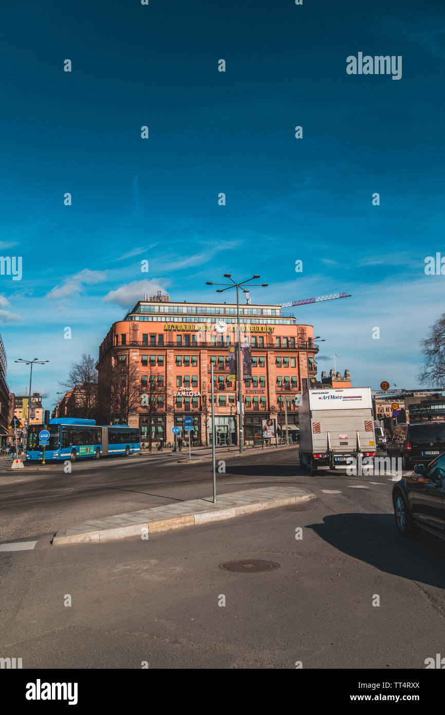 Editorial 27.03.2019 Stockholm Suède. Maison de l'Aftonbladet, journal dans le coin de rue fortement trafficed Banque D'Images