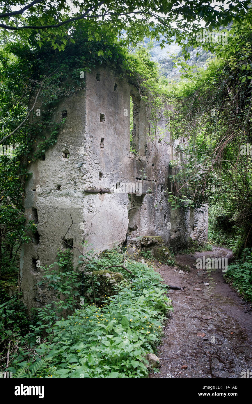 Une usine abandonnée dans la Valle delle Ferriere également connu sous le Vallon des Moulins sentier de marche dans les collines au-dessus d'Amalfi, Italie Campanie Banque D'Images