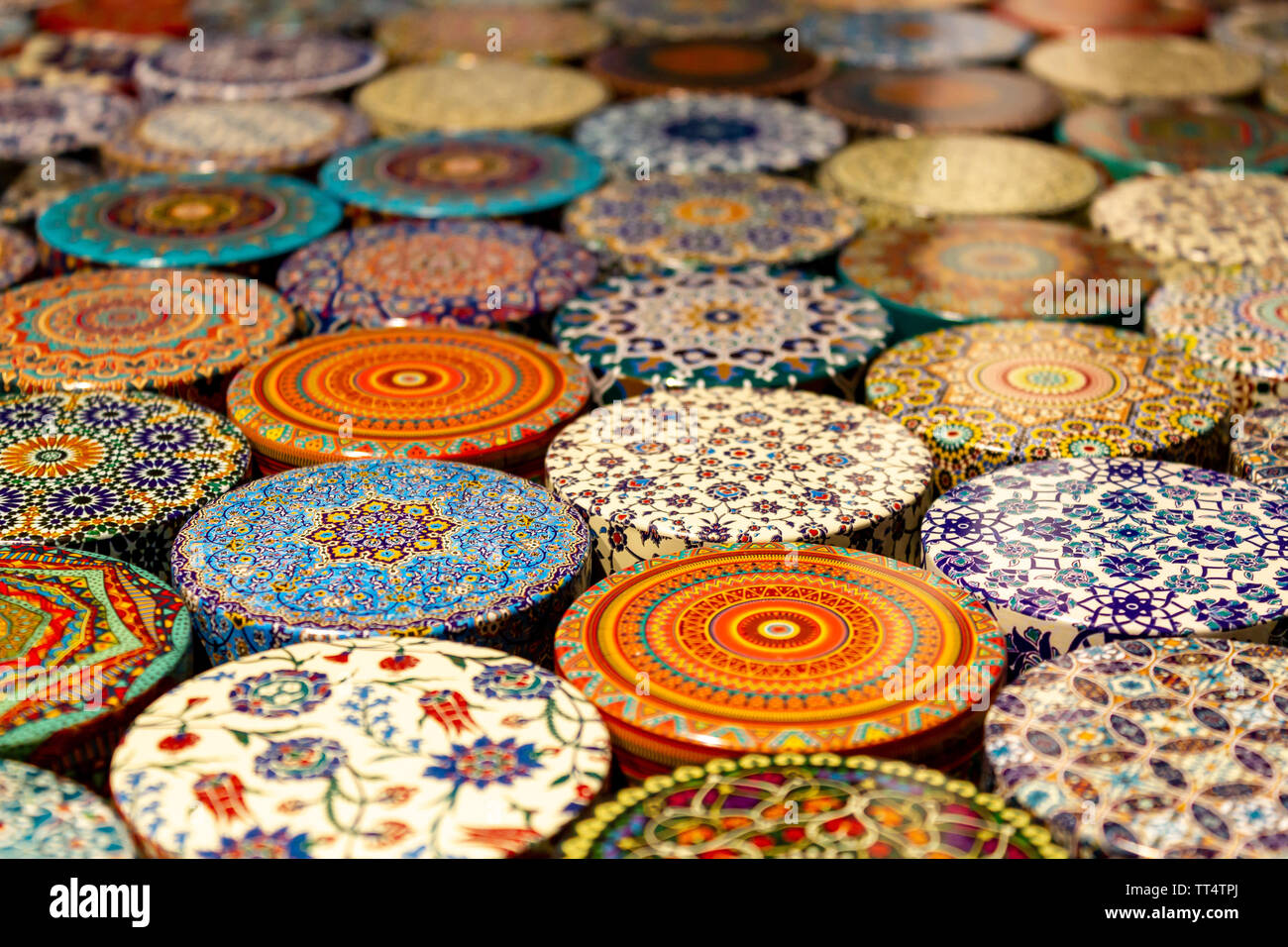 Istanbul Grand Bazar, boîtes colorées à motifs traditionnels de souvenirs Banque D'Images