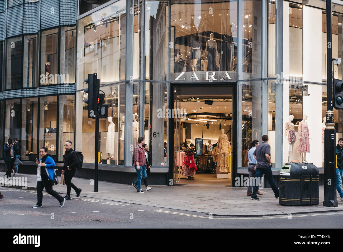 Londres, Royaume-Uni - juin 5, 2019 : en face de Zara magasin sur Oxford  Street, Londres. Oxford Street est un des plus célèbres rues commerçantes de  Photo Stock - Alamy