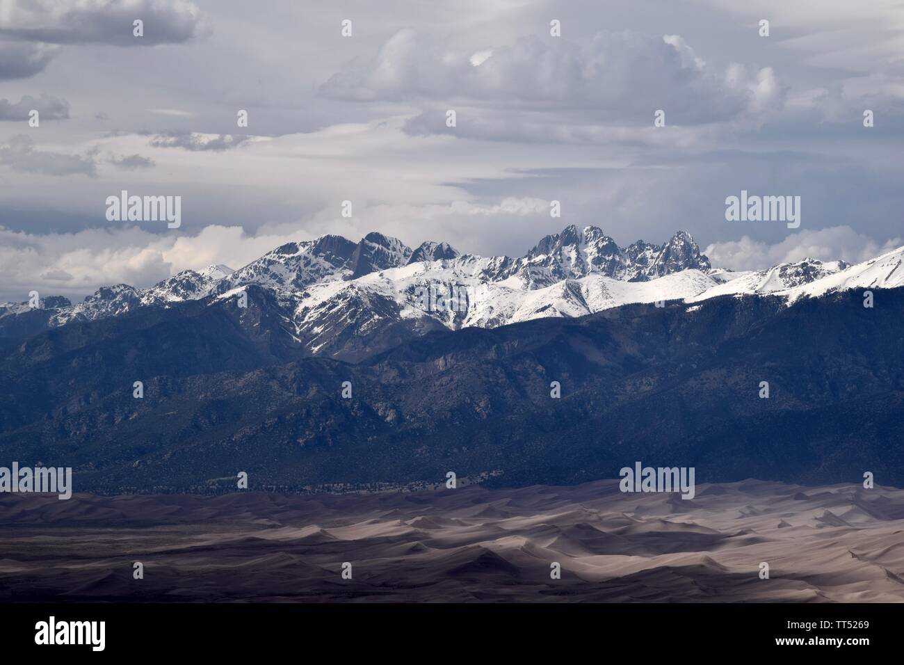 La chaîne de montagnes de la Crestone Colorado Rockies qui pèse sur Great Sand Dunes National Park. Banque D'Images