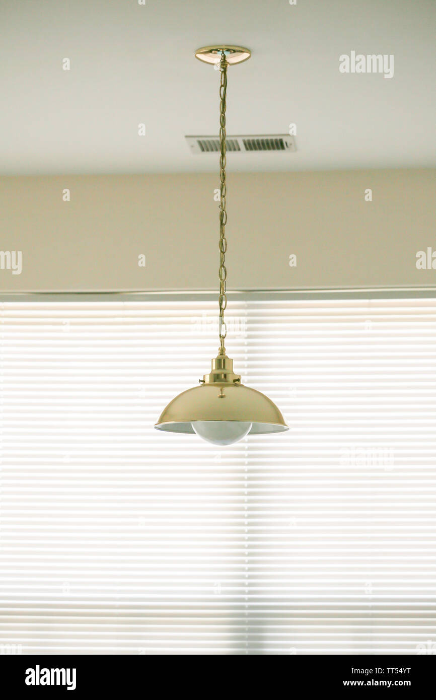 Eclairage intérieur à décor d'une salle à manger, café ou un bar. old Vintage lampes lampe de feu. Café Bar ou le design d'intérieur. - Image Banque D'Images