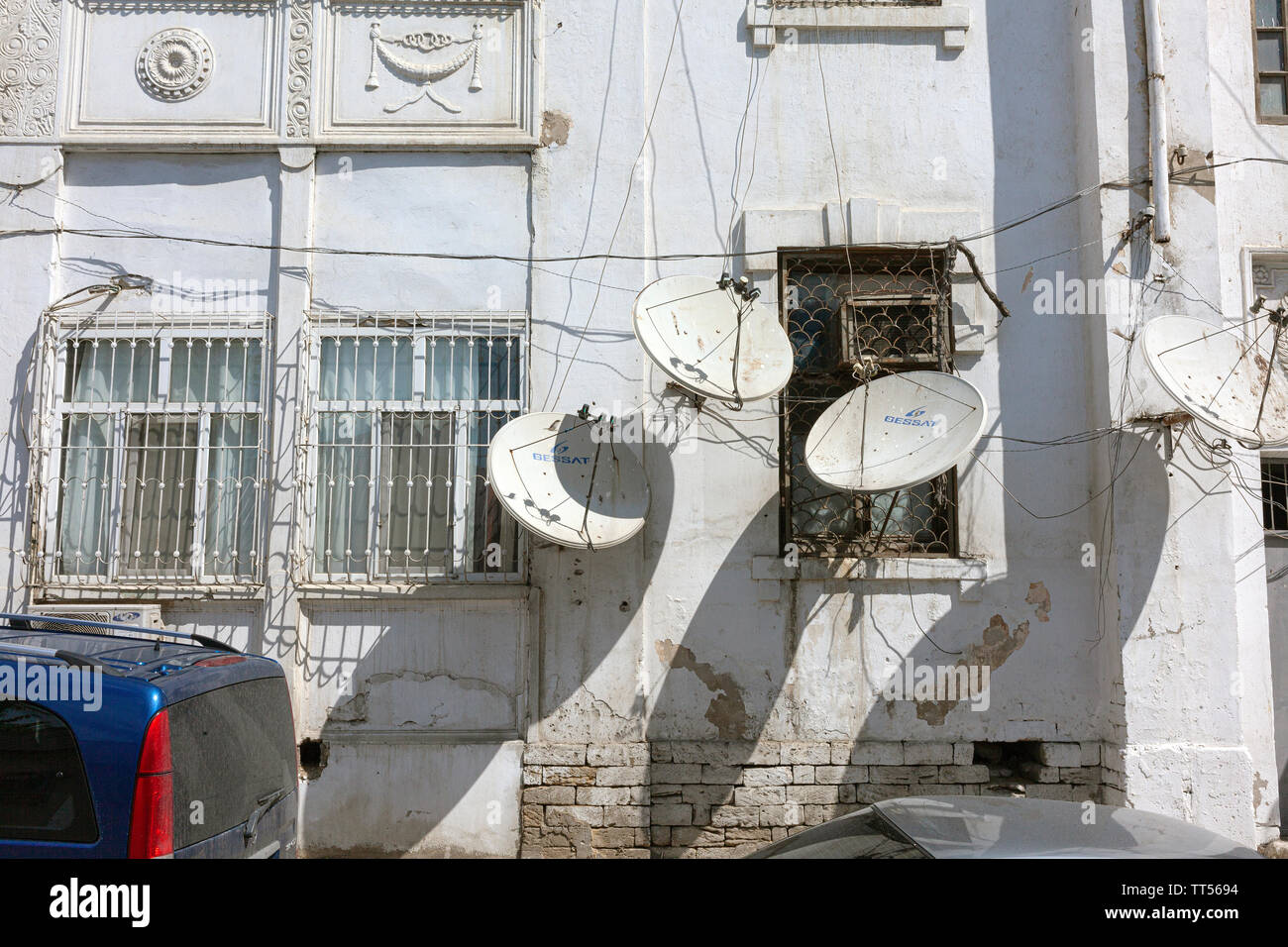 Une gamme d'antennes satellites sur les anciens de l'ère soviétique logement appartement à Bakou, en Azerbaïdjan. Banque D'Images