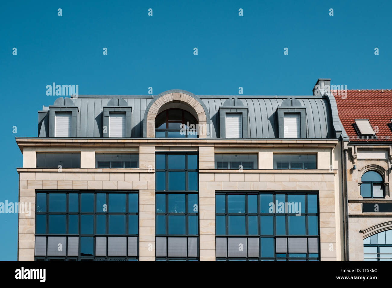 La façade de l'immeuble, toiture et ciel bleu, de l'architecture à Berlin - Banque D'Images