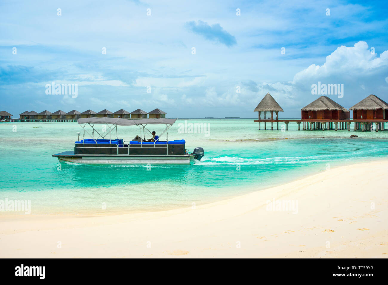 Meerufenfushi, Maldives - 5 juillet 2017 : Bateau de Moteur pour des excursions touristiques dans le cristal de l'eau de l'Océan Indien, les Maldives, le 5 juillet 2017 Banque D'Images