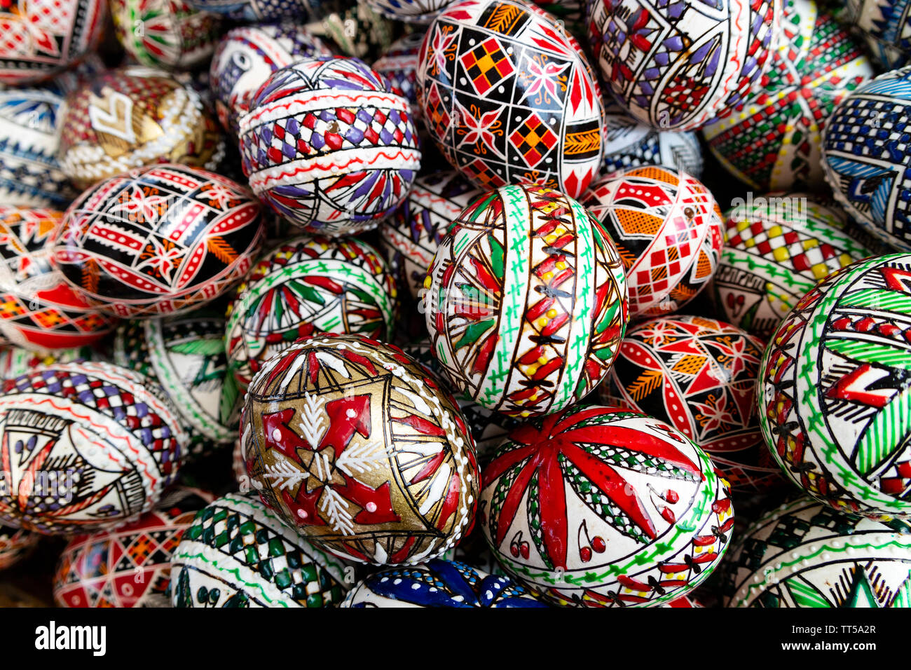 La Bucovine, Roumanie - août 5th, 2018 : un panier plein d'oeufs de pâques en bois décorées de façon traditionnelle sur l'affichage sur un stand en Bucovine, Roumanie Banque D'Images