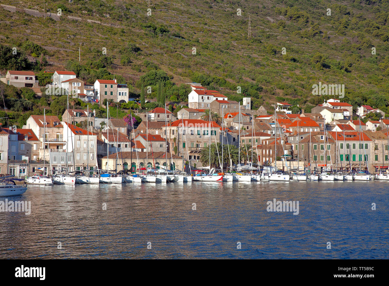 Front de mer de la ville/île de Vis, juste à côté de la côte croate. Fondée en 397 avant J.-C., elle est la plus ancienne ville de Croatie. Banque D'Images