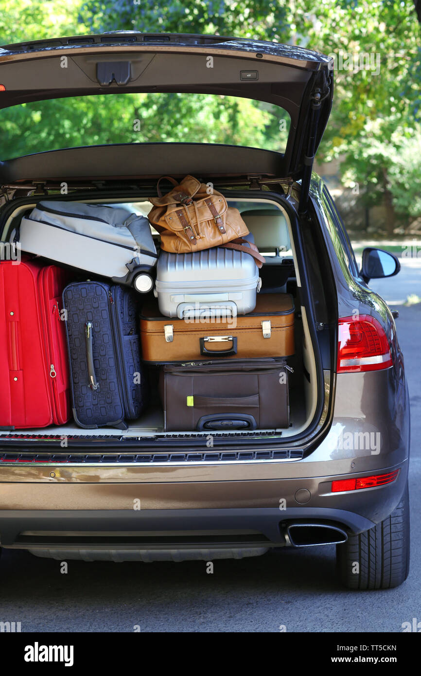 La Fille Sur Le Coffre A Bagages Les valises et sacs dans coffre de voiture prête à partir pour les vacances  Photo Stock - Alamy