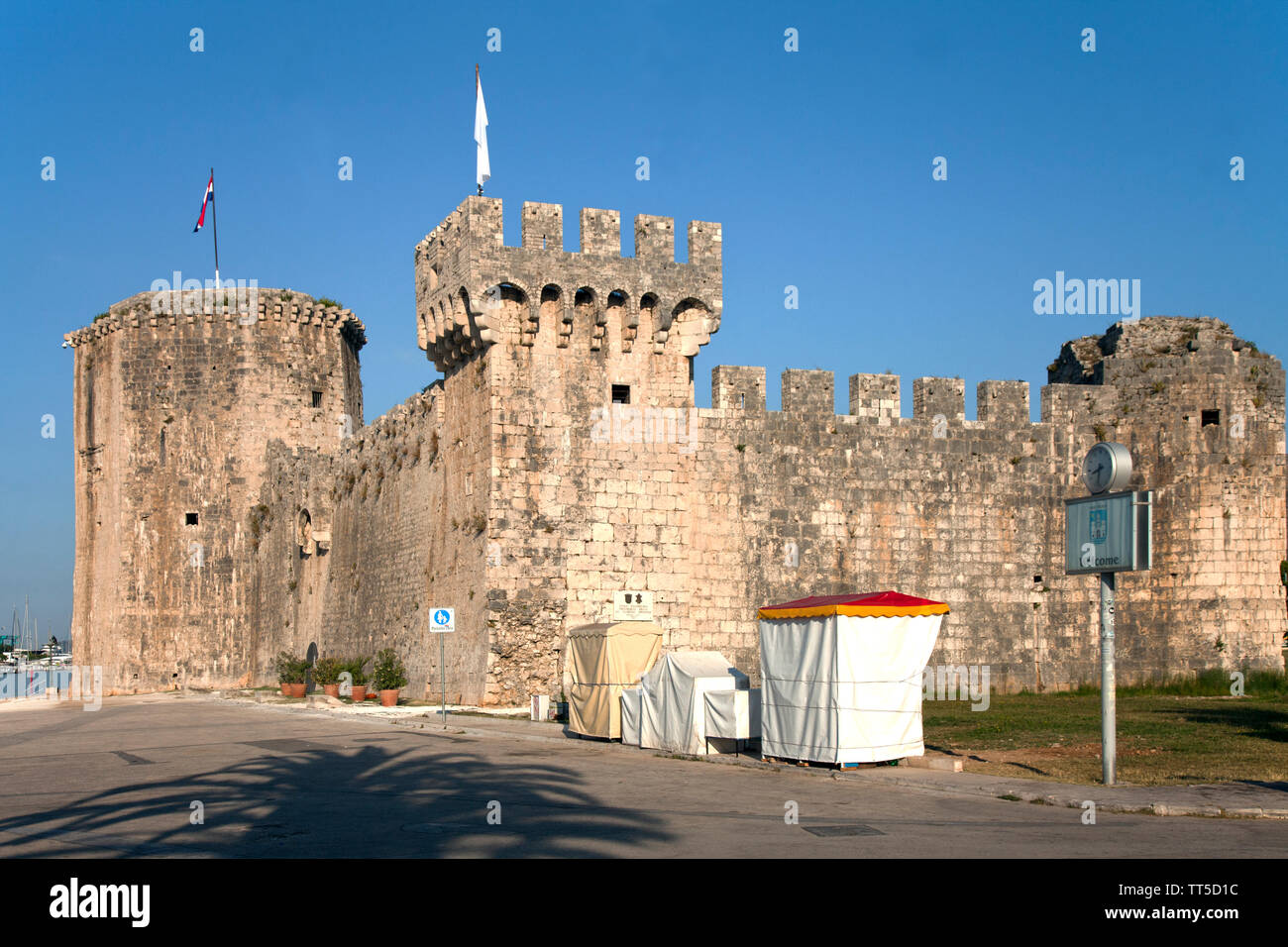 Château Kamerlengo, construit au 15ème siècle par les Vénitiens, les ancres l'Adriatique ville de Trogir. Fondée par les Grecs au 3ème siècle avant JC, Trogir est l'im Banque D'Images