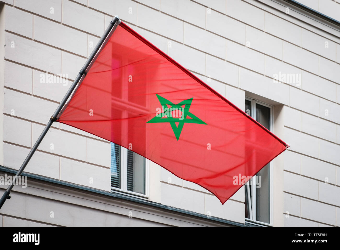 Drapeau marocain sur perche sur la construction - drapeau maroc Banque D'Images