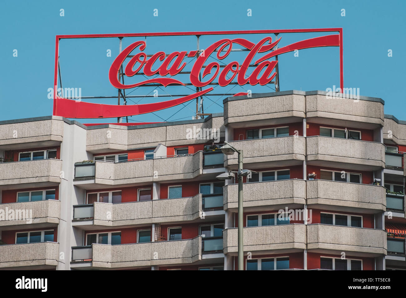 Berlin, Allemagne - juin 2019 : Le logo Coca Cola lettres néon publicité sur le toit du bâtiment à Berlin, Allemagne Banque D'Images