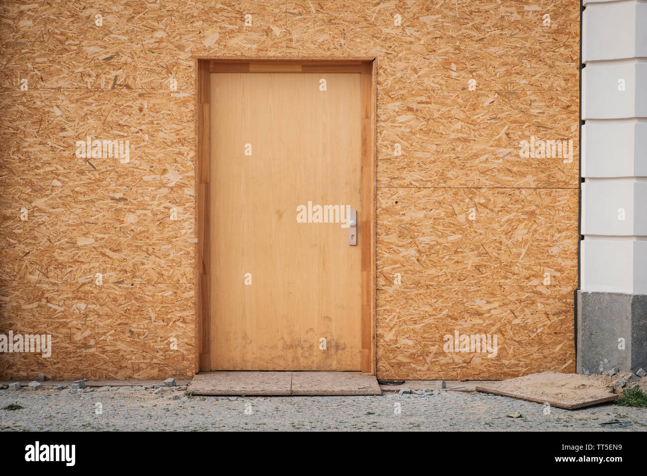 Porte d'entrée temporaire en bois , porte faite de panneaux de particules  Photo Stock - Alamy