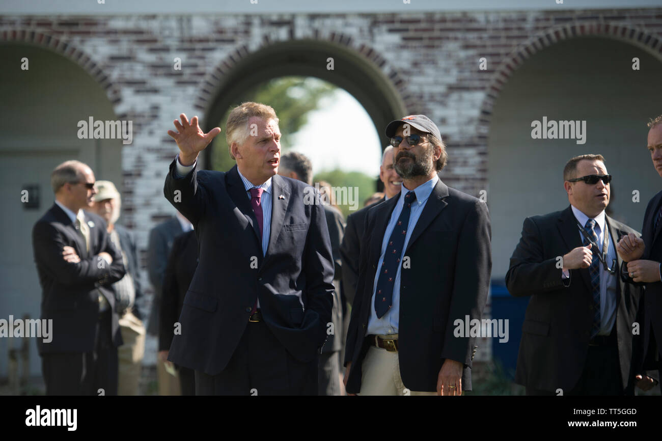 États-unis - 24 mai 2016 : Le gouverneur Terry McAuliffe est visité la Ferme expérimentale de Blandy par Directeur, Dr David Carr dans Boyce Virginia aujourd'hui. Banque D'Images