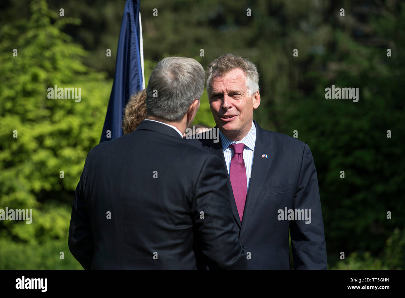 États-unis - 24 mai 2016 : Le gouverneur Terry McAuliffe parle avec Randy délégué à Minchow Blandy Ferme expérimentale à Boyce Virginia aujourd'hui. Le gouve Banque D'Images