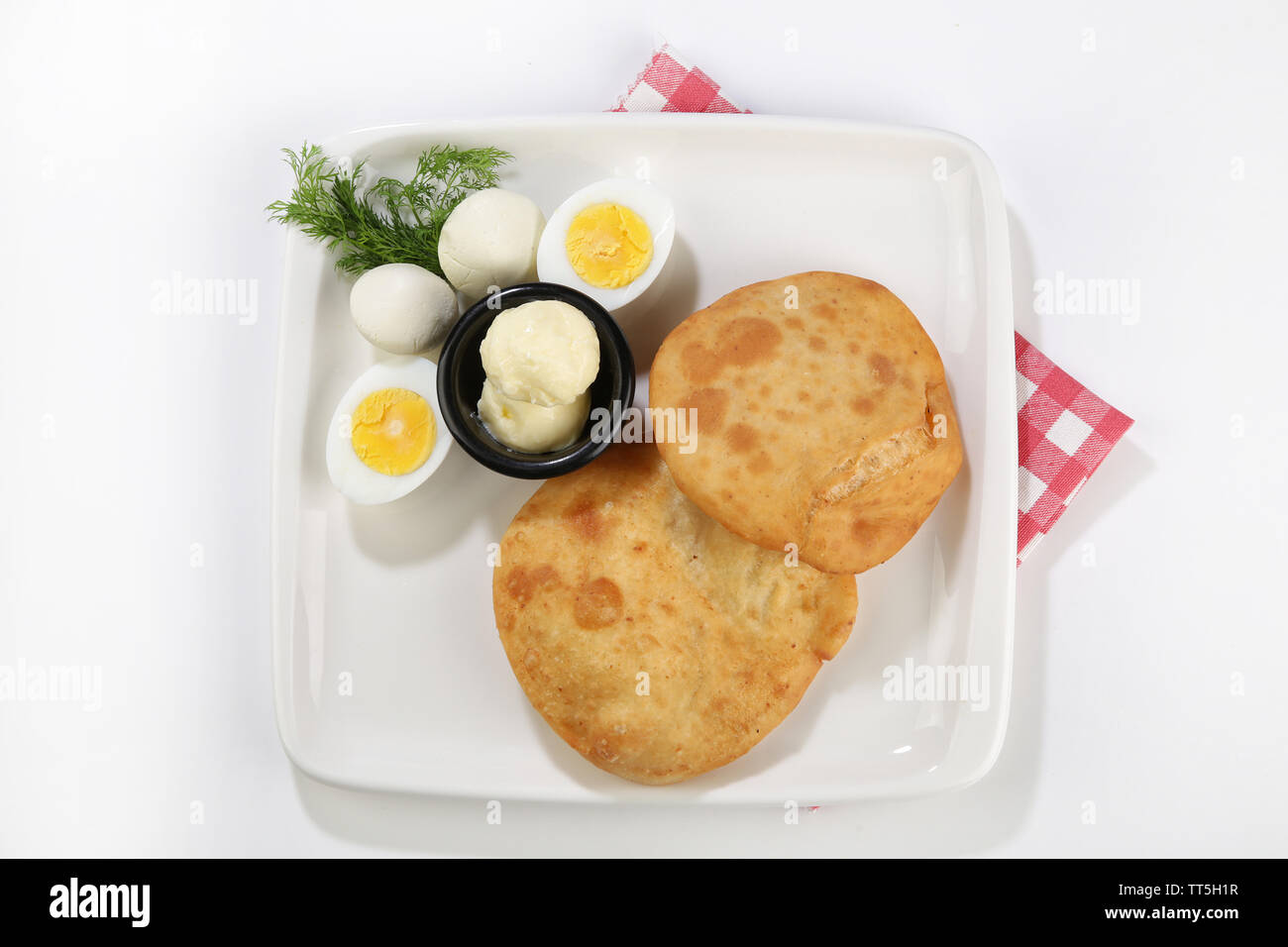 Afried borek appelé turkish cuisine préparée avec de la viande hachée crue, oignons, épices et servis avec des oeufs Banque D'Images