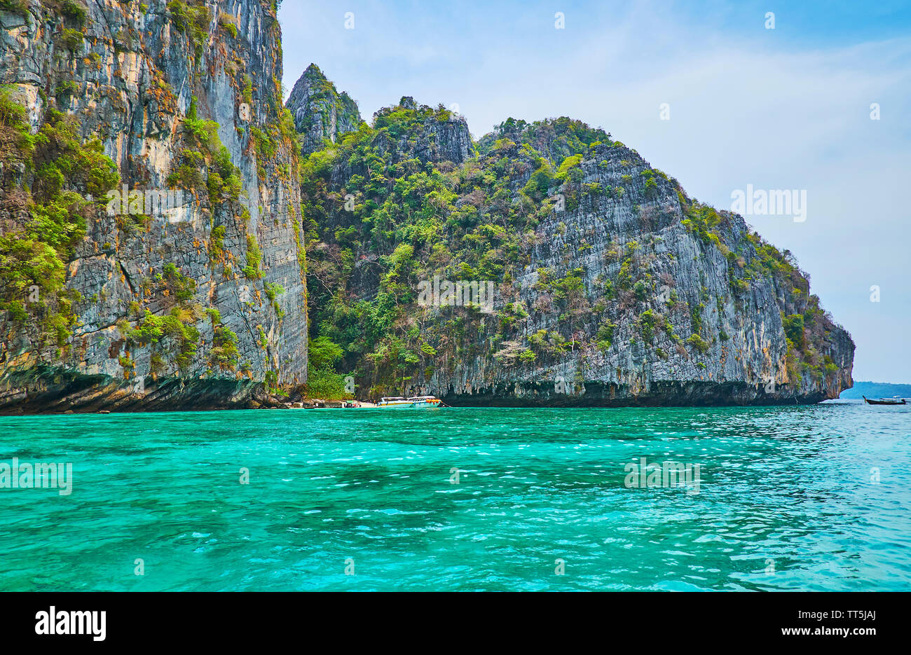 Regardez les falaises inaccessibles de l'île de Phi Phi Leh, entouré par des eaux émeraude de la mer d'Andaman, Krabi, Thaïlande Banque D'Images