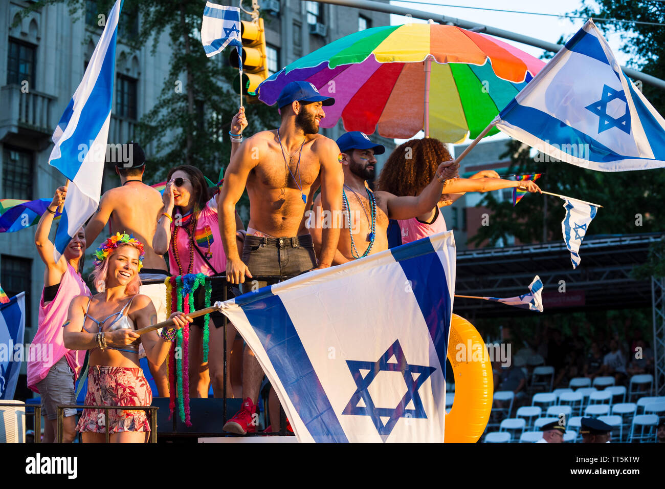 NEW YORK - 25 juin 2017 : Les participants vague des drapeaux israéliens sur un flotteur dans la Gay Pride Parade annuelle qui passe par Greenwich Village. Banque D'Images