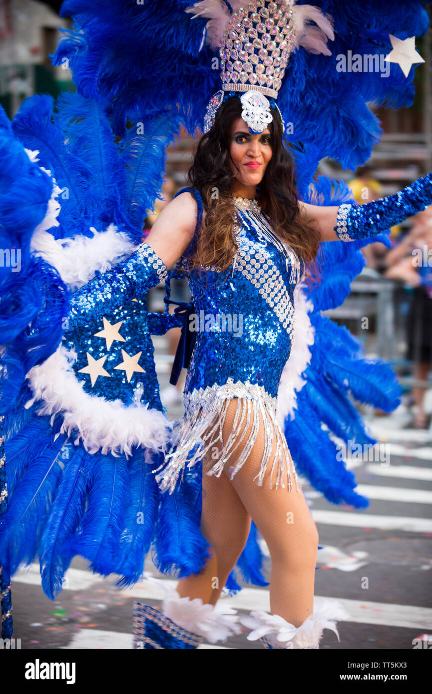NEW YORK - 25 juin 2017 : un drag queen transgenre portant des plumes flamboyant costume carnaval effectue pour les spectateurs lors de la gay pride parade. Banque D'Images