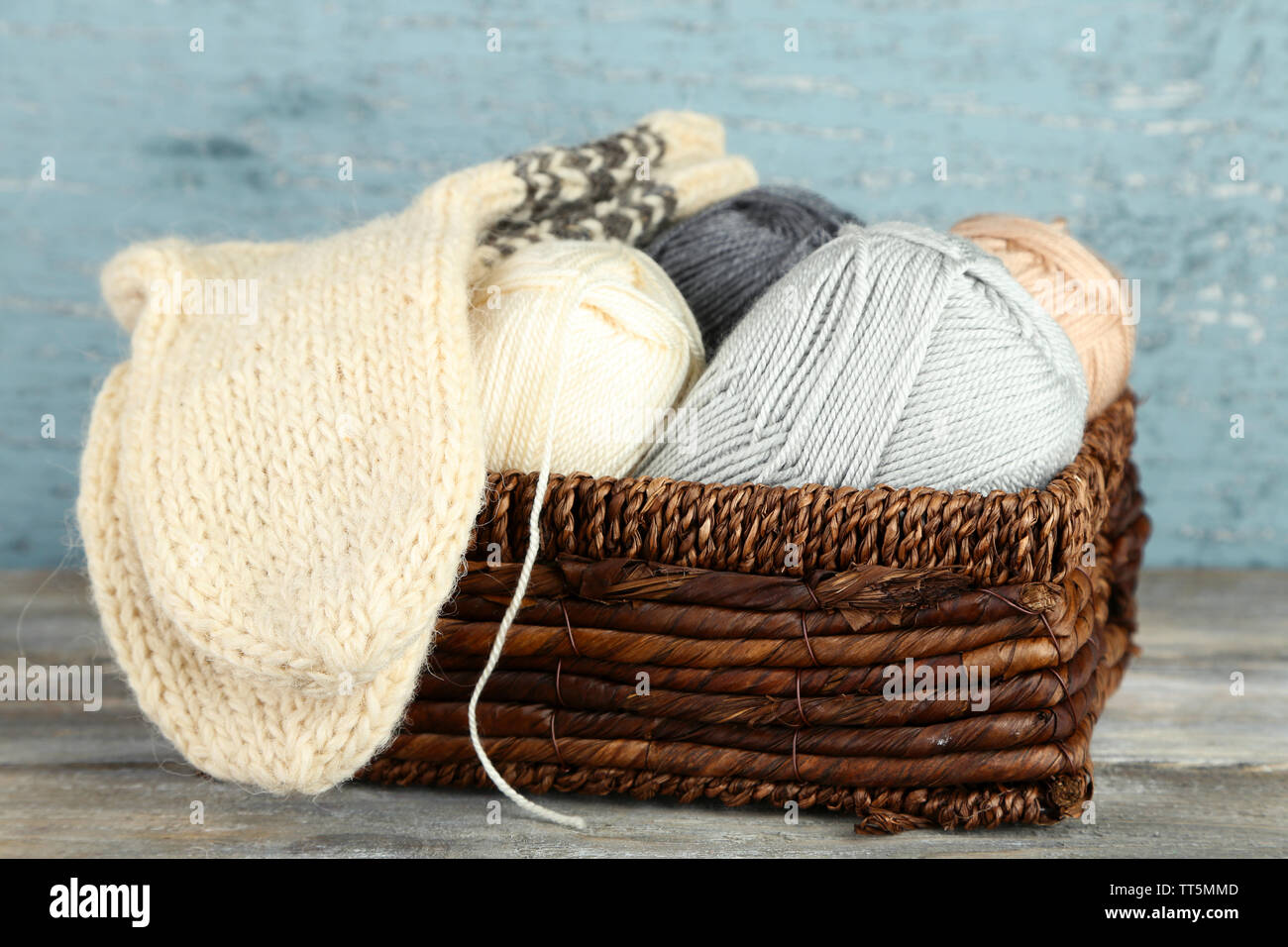 Fil à tricoter et des chaussettes dans le panier, sur fond de bois Banque D'Images