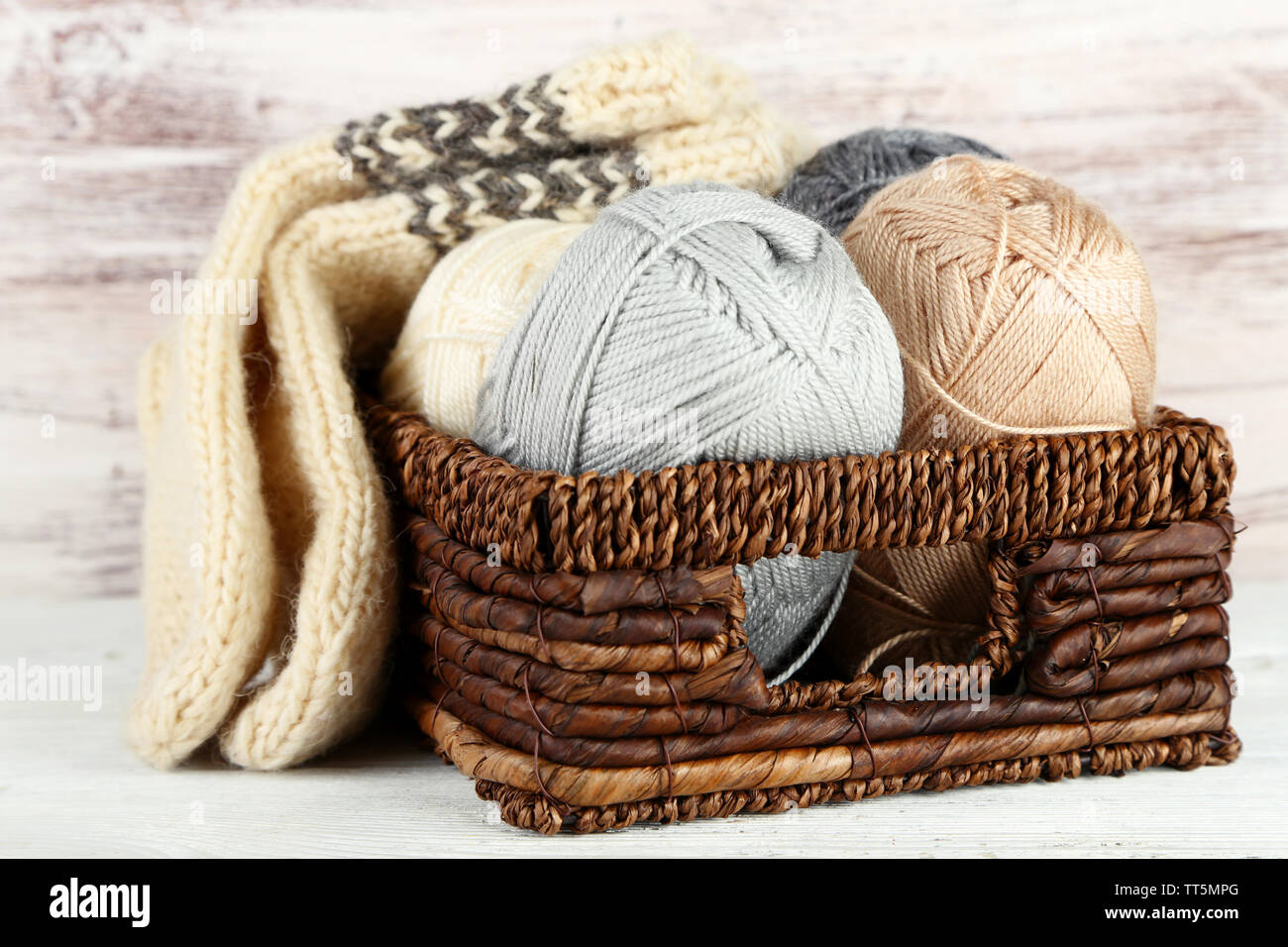 Fil à tricoter et des chaussettes dans le panier, sur fond de bois Banque D'Images