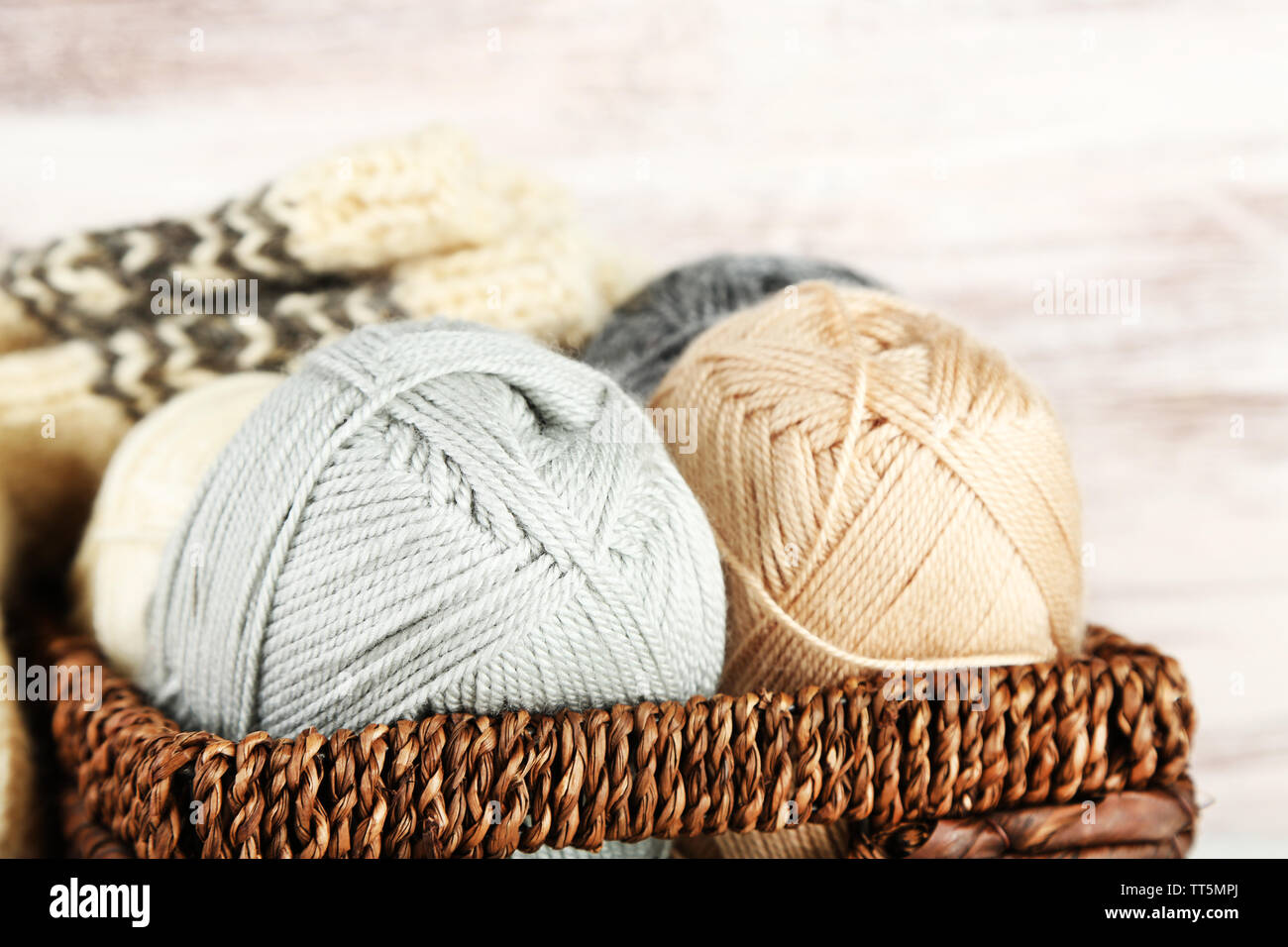 Fil à tricoter et des chaussettes dans le panier, sur fond de bois Banque D'Images