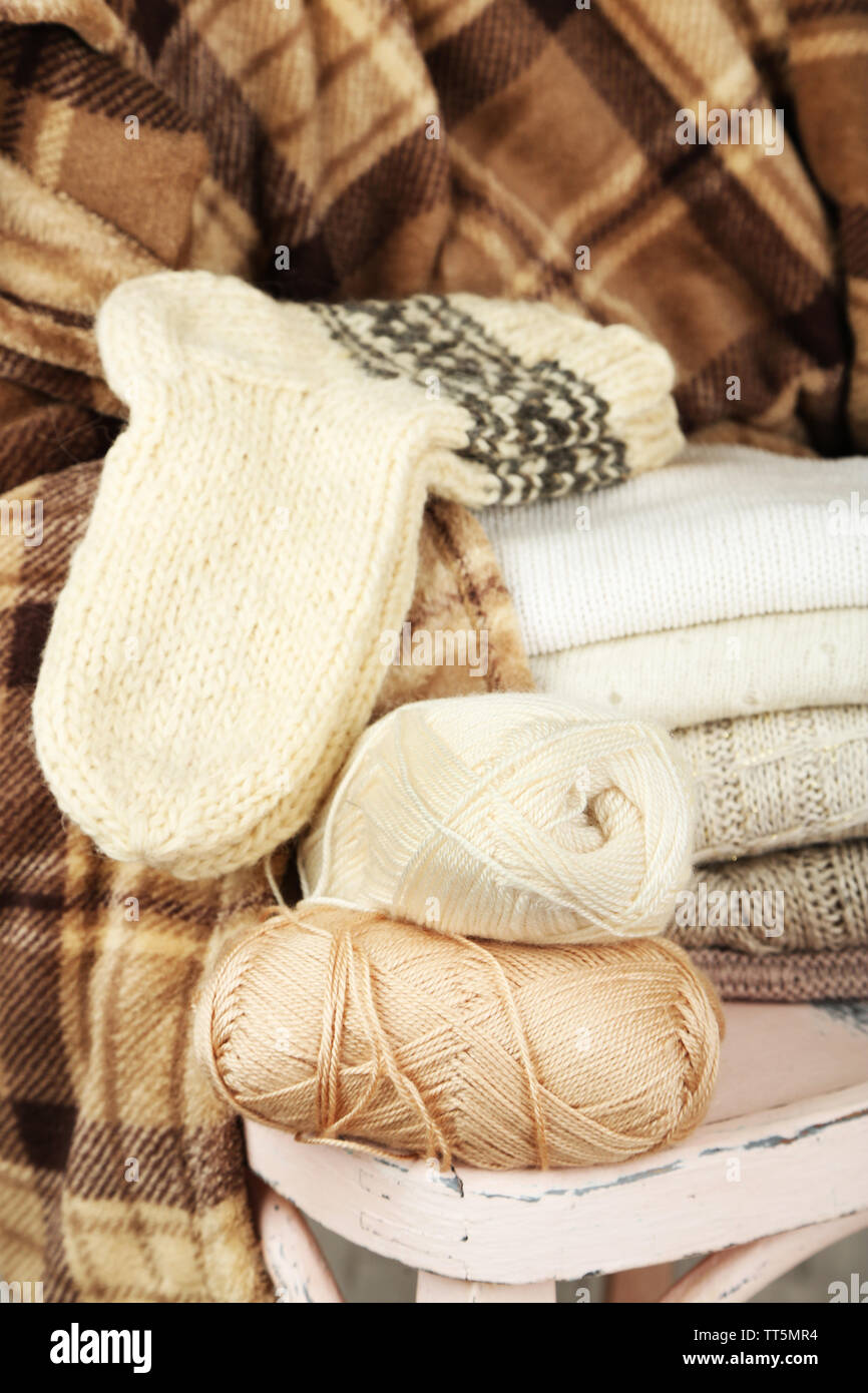 La vie toujours avec les vêtements de tricot, de fils et de chaussettes sur chaise en bois Banque D'Images